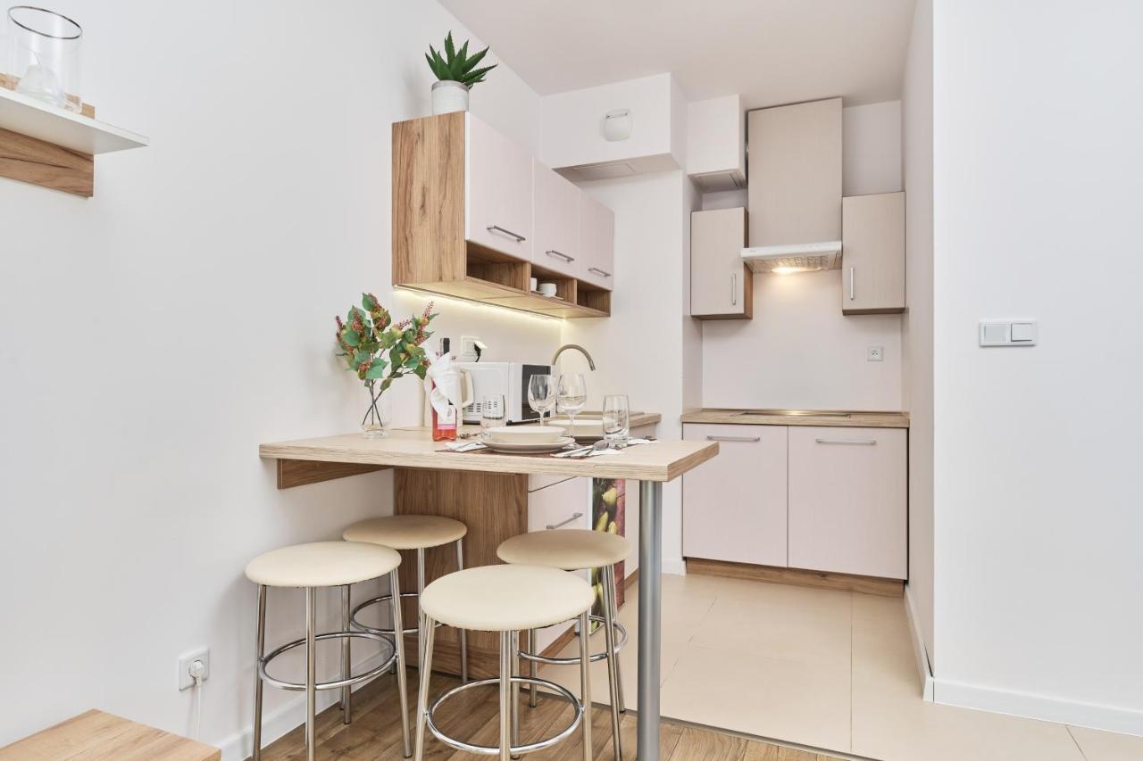 Krakowska 39 With Ac & Parking & Loggia By Renters Apartment